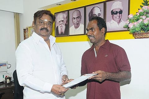 விஜயகாந்த் உடன் மகஇக பாடகர் கோவன் சந்திப்பு