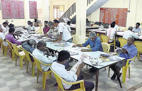 போட்டித் தேர்வு எழுதும் தேர்வர்களுக்கு மாவட்ட மைய நூலகங்களில் தனி படிப்பகம் உருவாக்கம்: வெளிப் புத்தகங்களை எடுத்து வரவும் அனுமதி