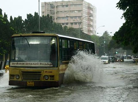 மக்களுக்காக கனமழையிலும் நிற்காமல் இயங்கும் சென்னை மாநகர பஸ்கள்