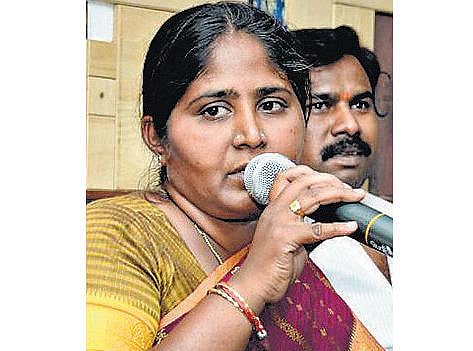 எனது கணவரை தவறாக சித்தரிக்கும் ‘கில்லிங் வீரப்பன்’ திரைப்பட பெயரை மாற்ற வேண்டும்: வீரப்பனின் மனைவி முத்துலட்சுமி கோரிக்கை