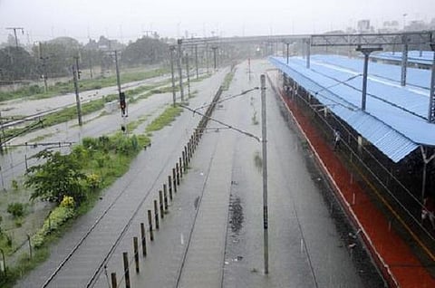 சென்னை - எழும்பூரில் இருந்து புறப்படும் 12 ரயில்கள் ரத்து