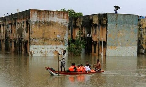 சென்னையில் மக்களை மீட்கும் பணிகள் தீவிரம்; காஞ்சி மீட்பில் தொடரும் சிரமம்