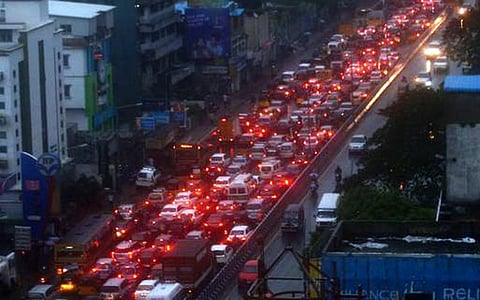 தொடர் மின்தடையால் இருளில் மூழ்கியது சென்னை: ஏடிஎம் சேவை முடங்கியதால் மக்கள் தவிப்பு