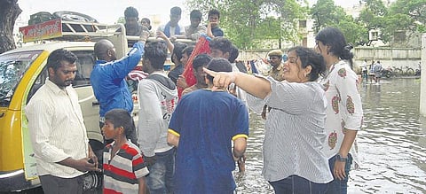 ‘தி இந்து’ வாசகர்கள் உதவிக்கரத்துடன் சென்னையில் நிவாரண சேவை
