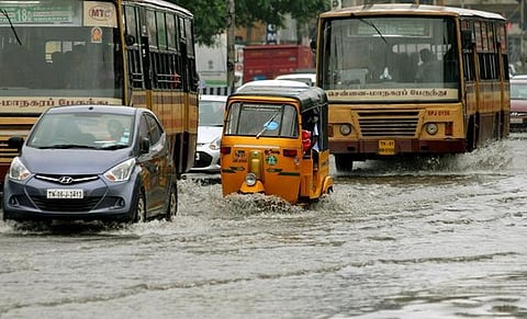 மழை, வெள்ளத்திலும் பேருந்துகளை இயக்கும் ஓட்டுநர், நடத்துநர்கள் தங்க இடமில்லை: மாற்று இடம் வழங்காததால் அவதி