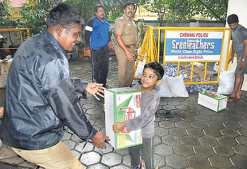 சென்னையில் வாசகர்களுடன் தி இந்து நிவாரண உதவி: ஒரே நாளில் பத்தாயிரம் பேருக்கு உணவு