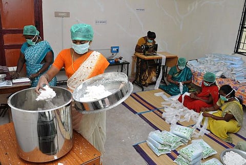 நிவாரண முகாம்களில் உள்ள பெண்களுக்கு விலையில்லா சானிடரி நாப்கின்கள் வழங்கப்படும்: தமிழக அரசு