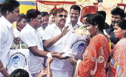 தமிழக அரசின் செயல்பாடு திருப்தி அளிக்கவில்லை: வெள்ள நிவாரணப் பணிகளை அரசியலாக்கக் கூடாது - தேமுதிக தலைவர் விஜயகாந்த் கருத்து