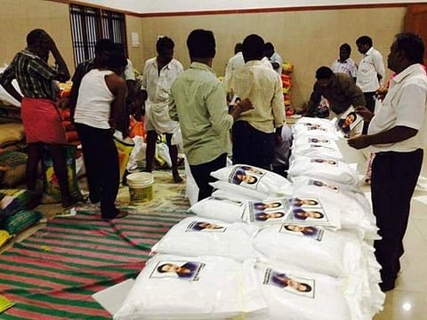 வெள்ள நிவாரண உதவி செய்ய வந்த தன்னார்வலர்களை தாக்கிய அதிமுகவினர்: பொதுமக்கள் கடும் எதிர்ப்பு