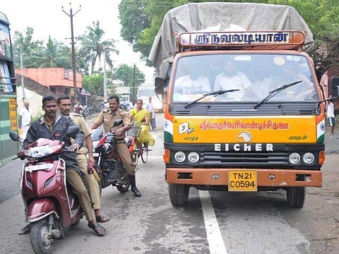 நிவாரண முகாம்களாக மாறிய அரசியல் கட்சி அலுவலகங்கள்