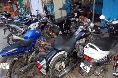 வெள்ளத்தால் பழுதடைந்த இருசக்கர வாகனங்கள், ஆட்டோக்களை பழுதுபார்க்க இலவச முகாம்: முதல்வர் ஜெயலலிதா அறிவிப்பு