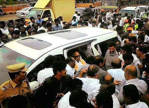 சென்னையில் மழை வெள்ளத்தால் பாதிக்கப்பட்ட மக்களுக்கு கருணாநிதி நேரில் ஆறுதல்