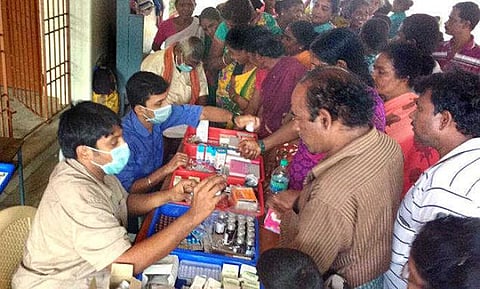 நோய்த்தடுப்பு முகாம் மருத்துவர்கள், நர்சுகளையும் தொற்றும் காய்ச்சல், வாந்தி, பேதி