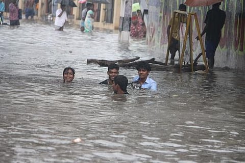 தேங்கும் வெள்ளநீர்: உடலுக்குப் பேராபத்து