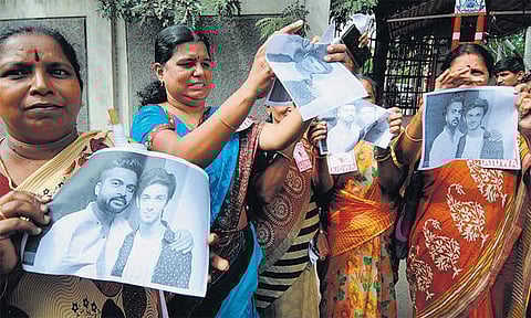 நடிகர் சிம்பு, அனிருத் மீது நடவடிக்கை எடுக்க வேண்டும்: கோவையில் மாதர் சங்கத்தினர் போலீஸில் புகார்