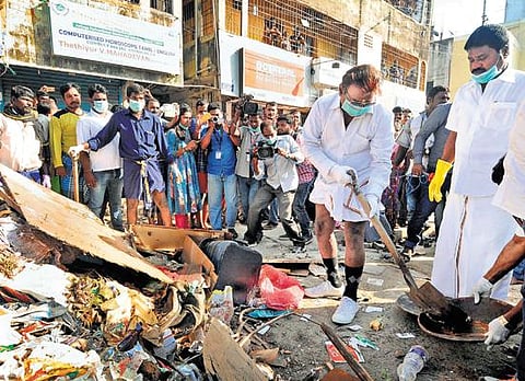மேற்கு மாம்பலம், வில்லிவாக்கத்தில் குப்பை அகற்றினார் விஜயகாந்த்: நிவாரண பணிகளில் பாகுபாடு காட்டுவதாக குற்றச்சாட்டு