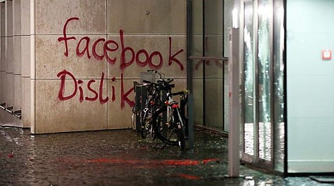 ஜெர்மனியில் ஃபேஸ்புக் அலுவலகம் மீது மர்ம கும்பல் தாக்குதல்; சுவரில் டிஸ்லைக் வாசகம் பதிவு