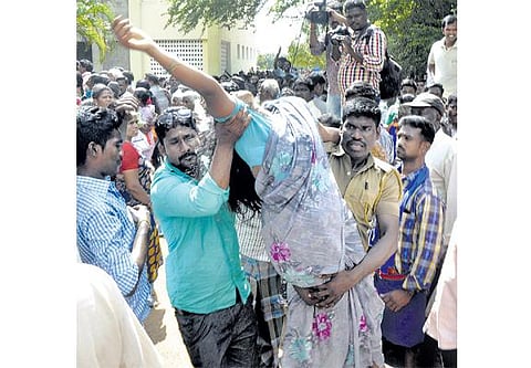 புதுச்சேரியில் இலவச மிக்ஸி, கிரைண்டர் வாங்க குவிந்த பொதுமக்கள் மீது போலீஸ் தடியடி: 20 பேர் காயம்