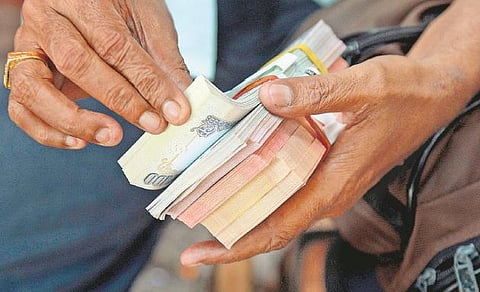 ஏடிஎம்மில் கேட்டதை விட ஐந்து மடங்கு கொட்டியது பணம்: திக்குமுக்காடிய வாடிக்கையாளர்கள்