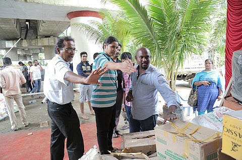 மழை முகங்கள்: தன்னார்வலர்களை நெறிப்படுத்திய அன்பதிகாரி ஸ்ரீனிவாசலு!