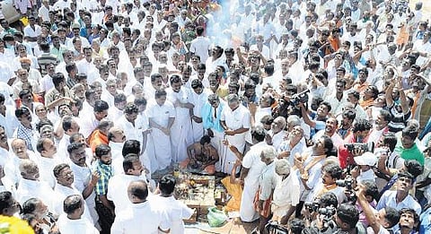 பொங்கல் திருநாளன்று ஜல்லிக்கட்டு நடக்குமா?- போராட்டத்தில் திமுகவுக்கு போட்டியாக குதித்த அதிமுக