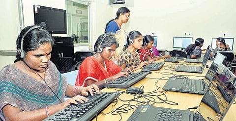 போட்டித் தேர்வுகளை எதிர்கொள்ள தன்னம்பிக்கை தந்த கணினி பயிற்சி: வெற்றிப் படிக்கட்டுகளில் பார்வையற்ற மாற்றுத்திறனாளிகள்