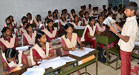 பள்ளிகளுக்கு டிச.24 முதல் ஜன.1 வரை தொடர் விடுமுறை: பிளஸ்-2, எஸ்எஸ்எல்சி மாணவர்களுக்கு மட்டும் சிறப்பு வகுப்பு