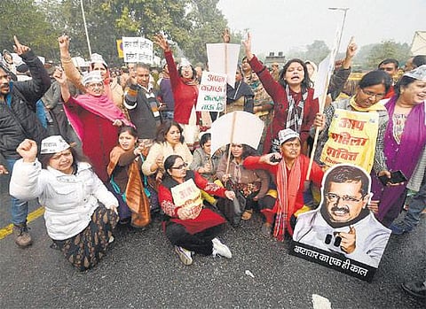 அமைச்சர் ஜேட்லி வீடு முன் ஆம் ஆத்மி கட்சியினர் போராட்டம்