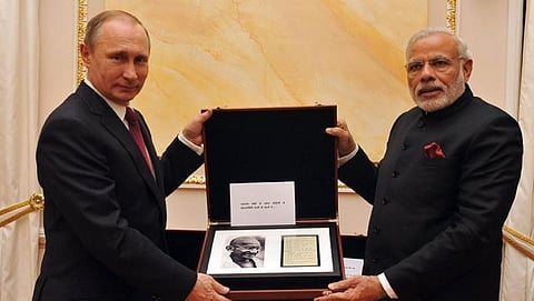 மோடிக்கு காந்தி குறிப்புகள், மேற்கு வங்க வாள் வழங்கிய புடின்