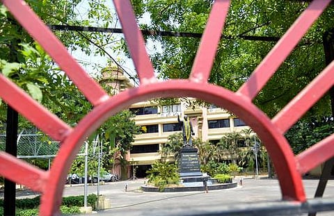 தேர்தல் நெருங்குவதால் திமுகவினர் சுறுசுறுப்பு: வீடுவீடாக சென்று காலண்டர் விநியோகம்