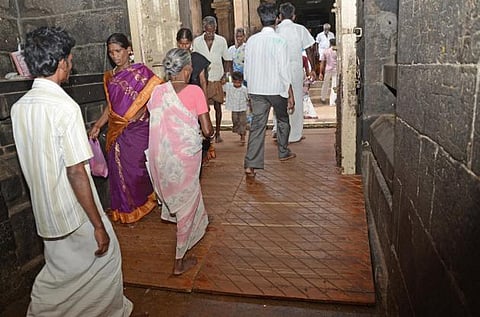 மக்களுக்கு விழிப்புணர்வை ஏற்படுத்த இன்றுமுதல் பாரம்பரிய உடையில் பணிக்கு செல்லும் கோயில் ஊழியர்கள்