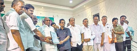 மழை,வெள்ளத்தால் பாதிப்பு: வணிகர்களின் கோரிக்கைகளை மத்திய நிதி அமைச்சரிடம் அளிப்போம் - அமைச்சர் பொன்.ராதாகிருஷ்ணன் தகவல்