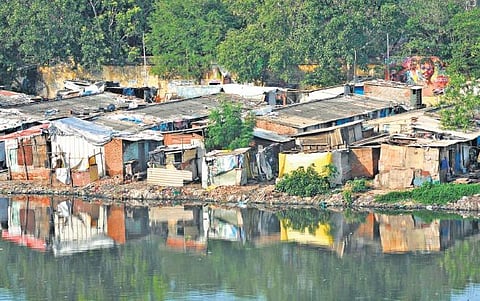 வெள்ளமும் குடிசைகளும்