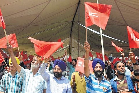 அரசு கட்டிடங்களில் மாநிலக் கொடி பறக்க வேண்டும்: ஜம்மு - காஷ்மீர் அரசுக்கு உயர் நீதிமன்றம் உத்தரவு