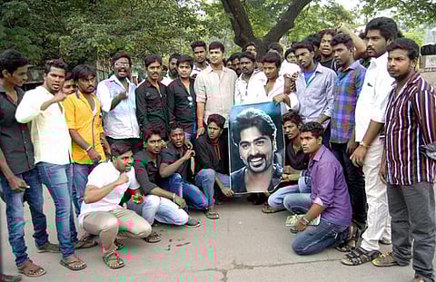 சென்னையில் சிம்பு ரசிகர்கள் திடீர் ஆர்ப்பாட்டம்