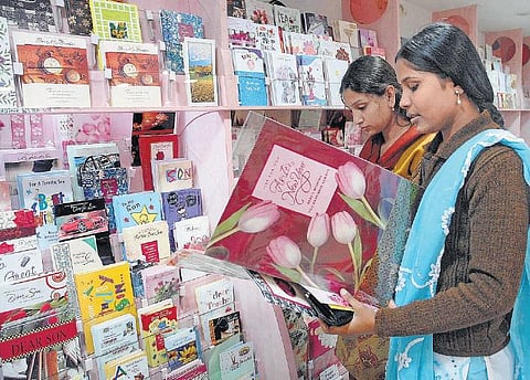 மறைந்துபோன பண்டிகை கால வாழ்த்து அட்டை பரிமாற்றம்: வாட்ஸ்அப், ஃபேஸ்புக் மோகத்தால் குறைந்துபோன அஞ்சல் சேவை