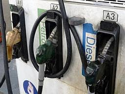 பெட்ரோல் டீசல் மீதான உற்பத்தி வரி உயர்வு: அரசுக்கு கூடுதலாக ரூ.10,000 கோடி வருமானம்