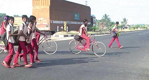 தேசிய நெடுஞ்சாலையில் தொடரும் விபத்துகள்: பாலுசெட்டி-திருப்புட்குழி பகுதியில் 14 ஆண்டுகளில் 392 பேர் உயிரிழப்பு - நடைமேம்பாலம் அமைக்க கிராம மக்கள் கோரிக்கை