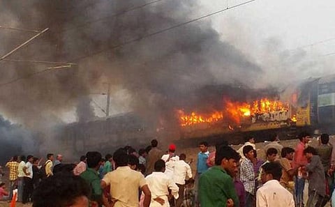 ஆந்திரா ரயில் எரிப்பு சம்பவம்: முன்னாள் அமைச்சர்கள் உட்பட 300 பேர் மீது வழக்கு பதிவு - வீடியோ ஆதாரங்களை திரட்டும் போலீஸார்