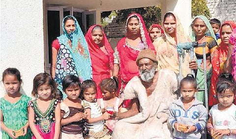 பெண் கல்வியை ஊக்கப்படுத்த ஏழை குழந்தைகளுக்கு தங்கத் தோடுகளை அன்பளிப்பாக வழங்கிய பிச்சைக்காரர்