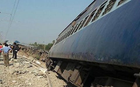 ஜோலார்பேட்டை அருகே ஐலேண்ட் விரைவு ரயில் தடம் புரண்டு விபத்து: 55 பேர் காயம், 11 ரயில்கள் ரத்து