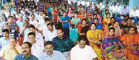 வணிக வரித்துறை அலுவலர்கள் உண்ணாவிரதம் 2-வது நாளாக நீடிப்பு