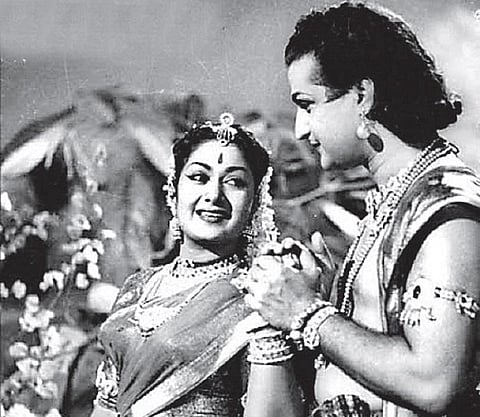 புதிய தொடர்: திரையில் மிளிரும் வரிகள்