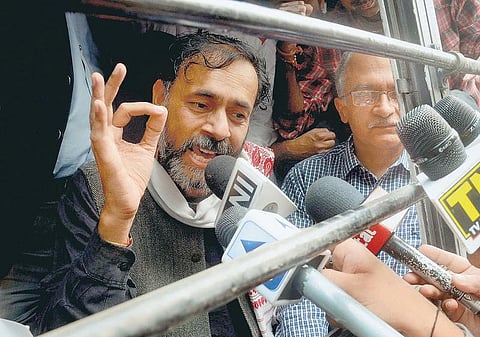 "விவசாயிகள் தற்கொலைக்கு மட்டும் தீர்வு கண்டால் போதுமா?" - யோகேந்திர யாதவ் நேர்காணல்