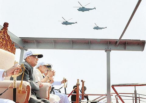 விசாகப்பட்டினத்தில் சர்வதேச கடற்படை விழா: கப்பல்களின் சாகசத்தை பார்வையிட்டார் பிரணாப் - பிரதமர் நரேந்திர மோடி, ஆந்திர முதல்வர் சந்திரபாபு நாயுடு பங்கேற்பு