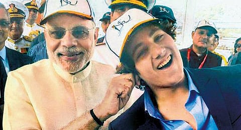 நடிகர் மகனின் காதை செல்லமாக பிடித்து இழுத்தார் பிரதமர் மோடி