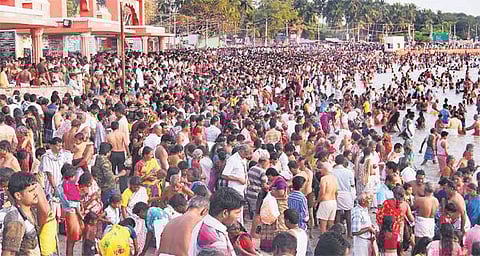 தை அமாவாசையை முன்னிட்டு ராமேசுவரம் கடலில் புனித நீராடல்: ஆயிரக்கணக்கான பக்தர்கள் திரண்டனர்