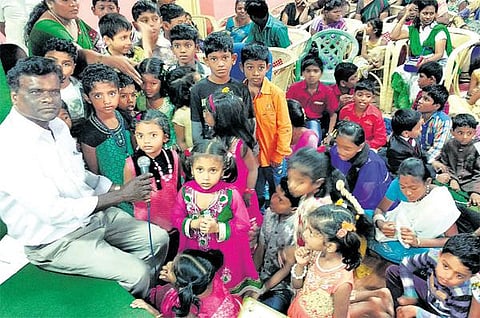 நினைவாற்றல் கலையுடன் திருக்குறளை இணைத்து பயிற்சி: வரிசை எண் கூறினால் திருக்குறளை கூறும் குழந்தைகள்