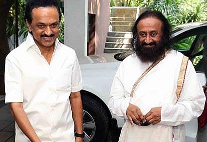 ஓரணியில் திமுக, பாஜக சாத்தியமா?- ஸ்ரீஸ்ரீ ரவிசங்கர் சந்திப்பால் சலசலப்பும் ஸ்டாலின் விளக்கமும்