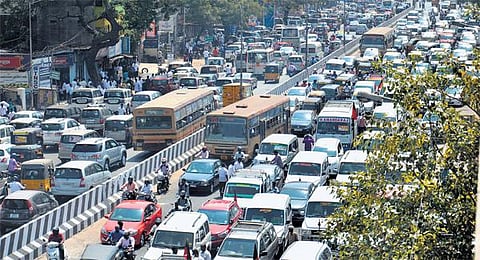 அதிமுக, திமுகவினரால் சென்னை ஸ்தம்பித்தது: கடும் போக்குவரத்து நெரிசலில் சிக்கி மக்கள் அவதி